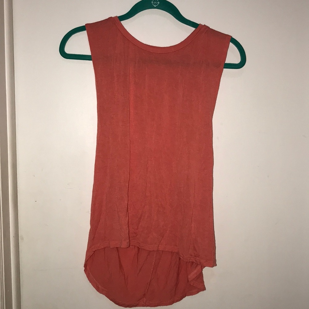 Salmon colored tee